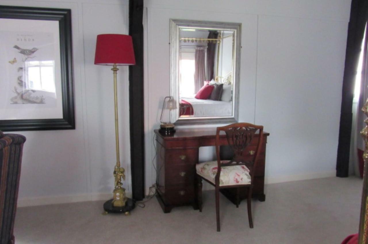 The Old Vicarage Hotel & Restaurant Bridgwater Dış mekan fotoğraf A dressing table